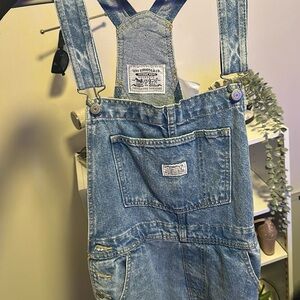 Never worn Levi overall shorts